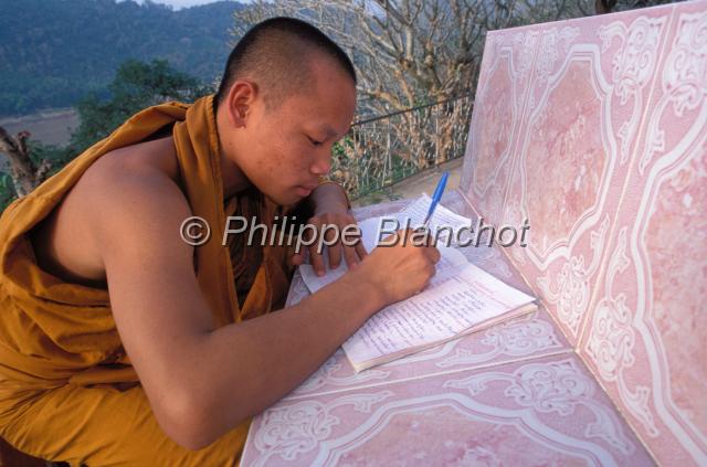 laos 03.JPG - Jeune moine au Mont PhousiLuang PrabangLaos